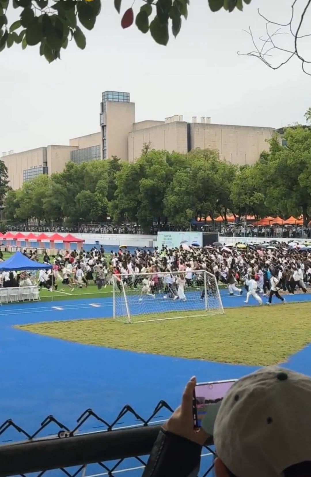 足球管理平台出租_成都市在西南大学招聘数百名教师足球管理平台出租,考生跑步进场引热议,校方:活动时间短,多面会匆忙