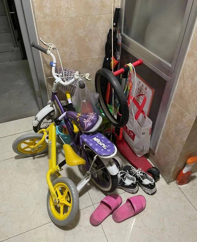 意大利甲组联赛_物业“不让门口放鞋子”意大利甲组联赛,门口放鞋柜违法吗?