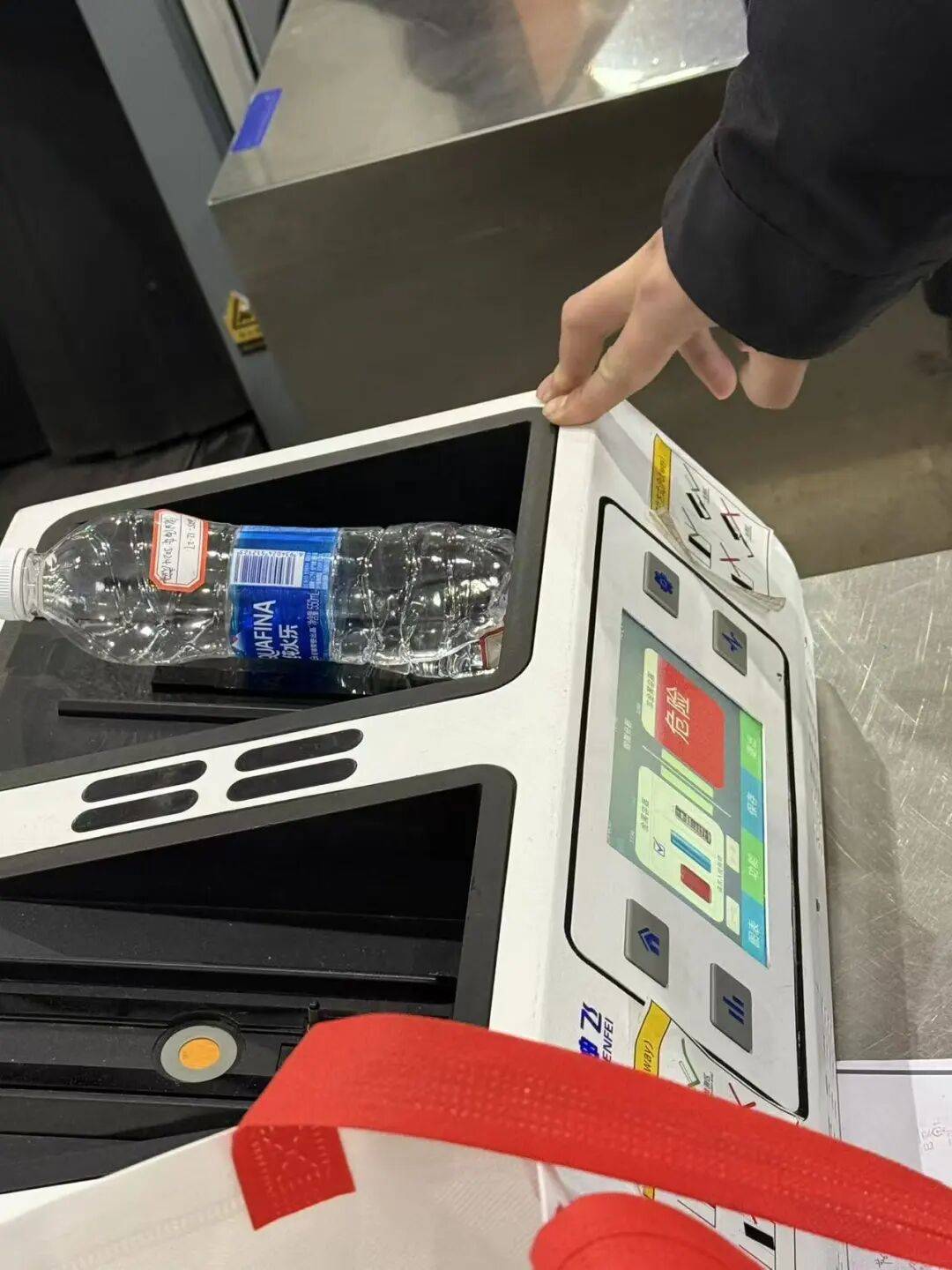 皇冠足球平台申请_情侣入住南京一酒店皇冠足球平台申请，矿泉水瓶底有针孔状小孔且漏水，警方介入