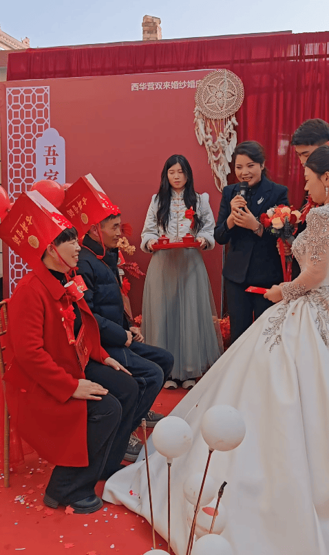 皇冠ag mos011_婚礼上新娘冻得哆嗦皇冠ag mos011，公公立马脱外套给新娘披上，主持人：很少见，很感动