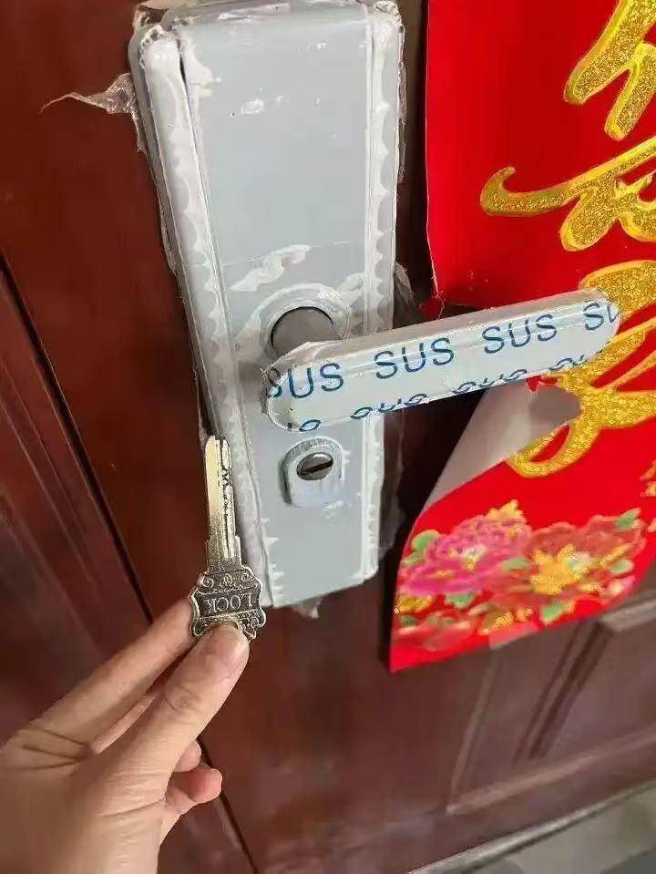 皇冠账号注册_“女生遭4170元天价开锁”事件：开锁商户屡查屡犯皇冠账号注册，被罚款9550元并吊销营业执照