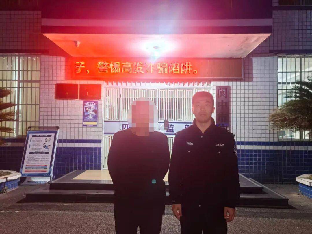 皇冠登录网址_四川阆中一车内醉酒人员辱骂推搡交警致其受伤皇冠登录网址！被拘留七日